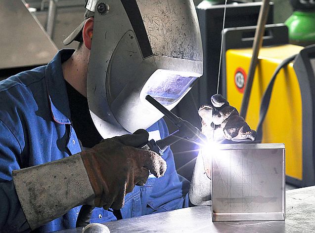 Schweißer mit einem WIG Schweigerät in der Industrie // welding operator industry