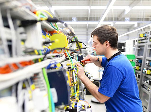 Montage von Elektronik im Maschinenbau - Arbeiter in einer Hi Tech Fabrik // Assembly of electronics in mechanical engineering - workers in a hi-tech factory